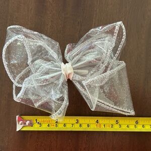 Like New Sparkling White pool Bow Hair Clip